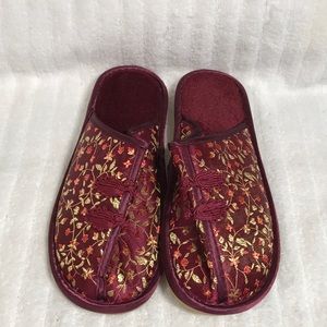 NWOT Asian slippers.